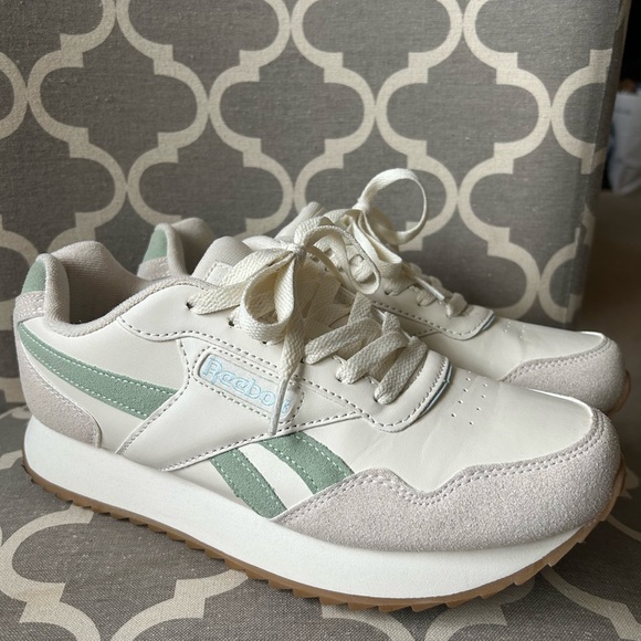 Reebok Shoes - EUC 👟 Reebok sneaker. Womens size 8.5
